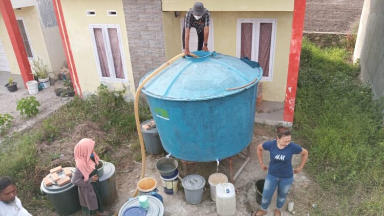 ANTREAN AIR BERSIH— Warga terlihat antre mendapatkan air bersih untuk kebutuhan sehari-hari.