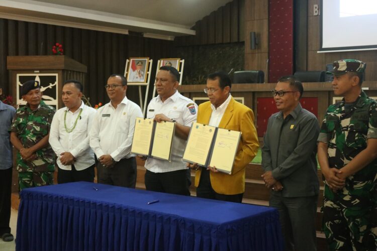 MoU UNP dan Kabupaten Kepalauan Mentawai, Fernando: Pentingnya SDM Berkulaitas dalam Mengelola SDA 1 PENANTANGAN MOU— Pj Fernando melakukan penandatangan MoU dengan Universitas Negeri Padang antara Pemerintah Kabupaten Kepulauan Mentawal dengan Yayasan Sheep Indonesia, di aula kantor Bappeda, beberapa waktu lalu.