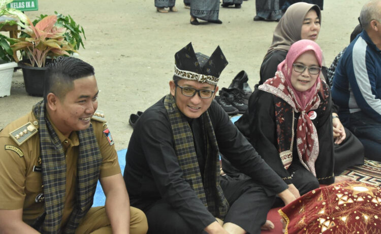 MAKAN BAJAMBA— Wali Kota Padang, Hendri Septa menghadiri kegiatan Mulok Keminangkabauan, dengan agenda makan bajamba yang dilakukan pelajar SMPN 34 Padang, 
Selasa (5/3).