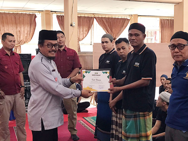 PIAGAM PENGHARGAAN— Kakan Kemenag Kota Padangpanjang Alizar Chan Saat memberikan piagam penghargaan kepada empat orang Penghafal Al Qur’an di Rutan Kelas II B Padangpanjang.