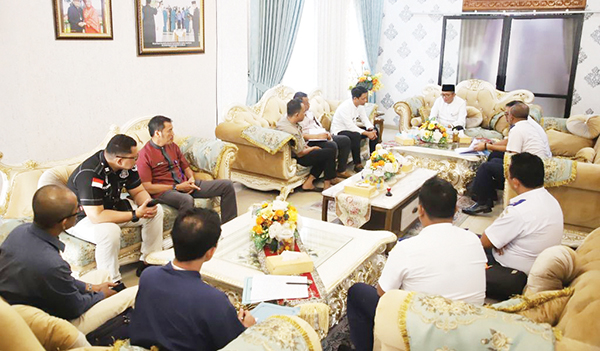 BAHAS TRAFFIC LIGHT— Wali Kota Padang Hendri Septa melakukan audiensi dengan Kepala Balai Pengelola Transportasi Darat (BPTD) Wilayah 1 Sumatera Barat, M. Majid, membahas persoalan traffic light yang sering mati di kawasan Bypass. M Majid meminta maaf kepada warga Kota Padang, dan menyebut pengadaan masih dalam tender.