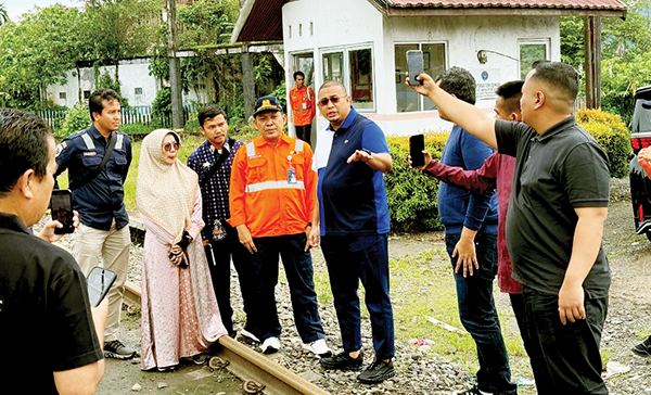 TINJAU PERLINTASAN KA— Anggota DPR RI Andre Rosiade melakukan peninjauan perlintasan kereta api di Kasang dan Pasar Usang, Kecamatan Batang Anai, Kabupaten Padangpariaman, bersama Vice President PT KAI (Persero) Divre II Sumbar Sofan Hidayah.