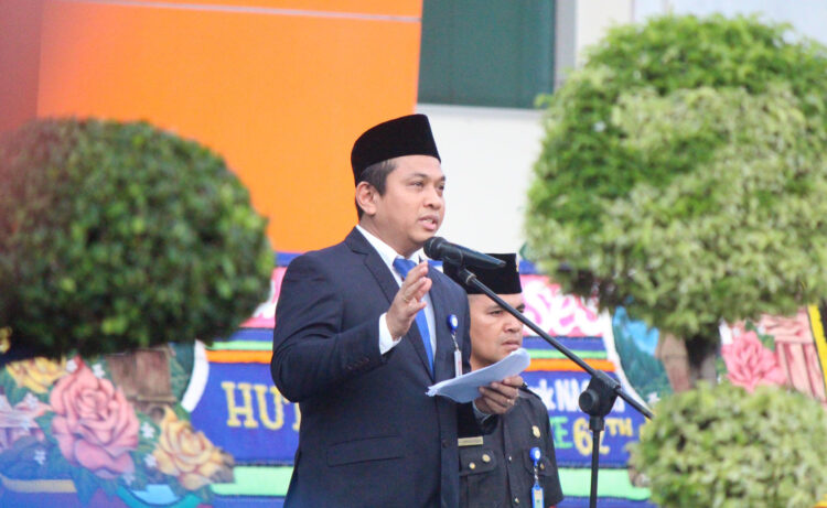 HUT Ke-62, Bank Nagari Laju Bersama Digitalisasi 1 SAMBUTAN— Pjs Dirut Bank Nagari Gusti Candra saat membacakan sambutan dalam upacara peringatan HUT ke-62 di halaman Kantor Pusat Bank Nagari di Jalan Pemuda Kota Padang, Selasa (12/3).