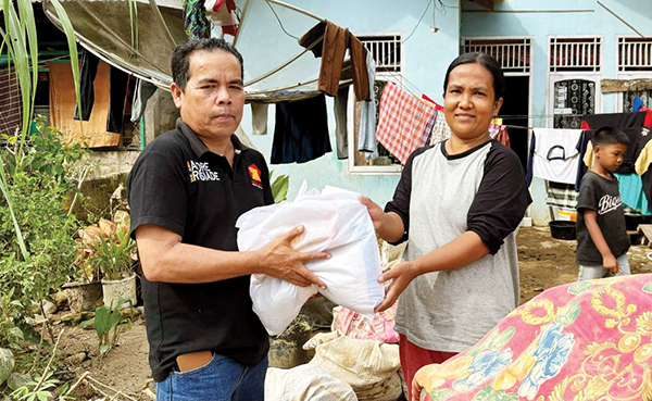 BATUAN PAKET SEMBAKO— Tim Andre Rosiade menyerahkan bantuan ratusan paket sembako kepada korban terdampak banjir di di Nagari Balai Sinayan Lumpo, Kecamatan IV Jurai, Pessel. Sebelumnya, Andre Rosiade juga sudah memberika bantuan langsung uang tunai dan nasi bungkus untuk korban banjir Pessel.