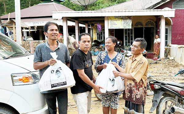 TAKJIL DAN NASI BERBUKA— Tim DPD Gerindra Sumbar, kembali menyalurkan bantuan untuk korban banjir di Pessel. Setelah nasi kotak untuk sahur para korban banjir yang masih tidur di pengungsian, sekarang juga dibagikan takjil dan nasi kotak untuk berbuka warga.