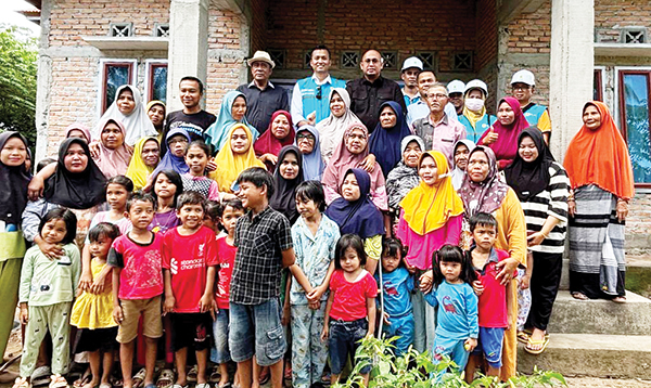 Andre Rosiade kembali Tepati Janji Hadirkan Listrik untuk Masyarakat Surantih Pessel 1 PEMASANGAN JARINGAN LISTRIK— Anggota DPR RI H Andre Rosiade, meresmikan secara simbolis penggunaan listrik di Padang Kabau Pasaran Jalai dan Sungai Sirah, Nagari Surantih, Kecamatan Sutera, Pessel, Sabtu (23/3).