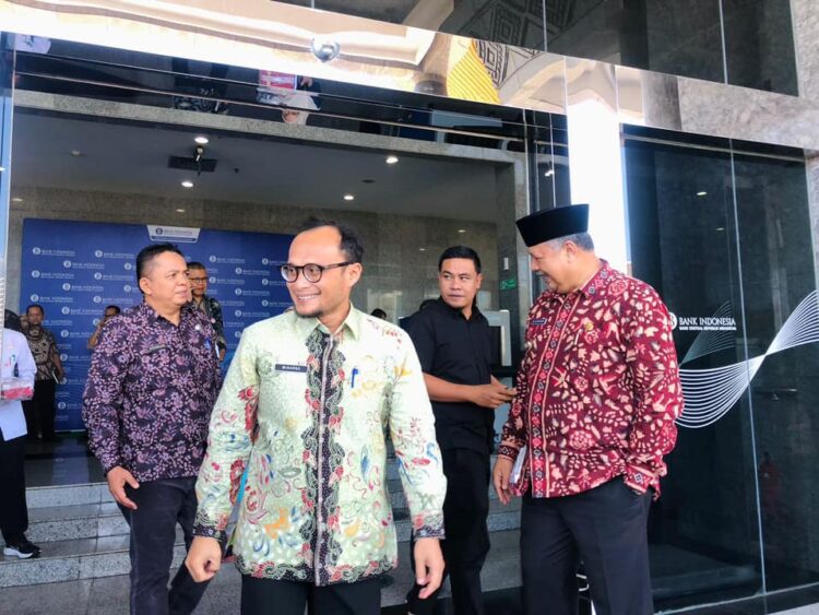 DIGITALISASI DAERAH— Pj Sekda Padang Panjang mengikuti High Level Meeting (HLM) Tim Percepatan dan Perluasan Digitalisasi Daerah (TP2DD) Provinsi Sumatera Barat, di Aula Nan Tongga Kantor Perwakilan Bank Indonesia (BI) Sumbar