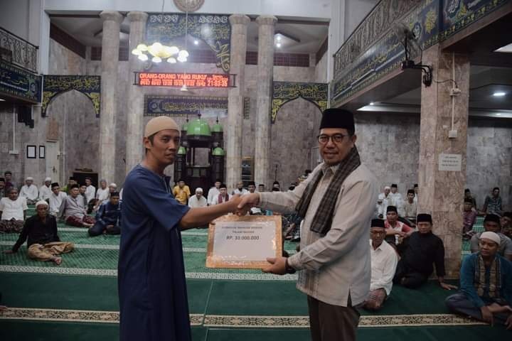 Dipimpin Pj Wako Zefnihan, TSR Sahwahlunto Sambangi Masjid Taqwa Talawi 1 BANTUAN HIBAH— PJ Walikota Zefnihan memberikan bantuan hibah kepada Musholla Ijtihad Lubuak Pinang Talawi di Mesjid Taqwa Talawi, Senin (18/3).