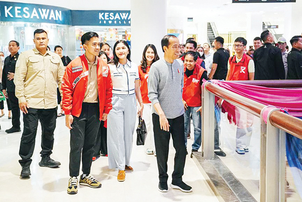 BERBINCANG— Presiden RI Joko Widodo asyik mengobrol bersama ketua umum PSI Kaesang Pangarep, Sekjen PSI Raja Juli Antoni, Wakil Ketua Dewan Pembina PSI Grace Natalie dan sejumlah kader muda PSI, usai makan malam di Sun Plaza, Kota Medan, Sumatera Utara, Rabu (7/2) malam.