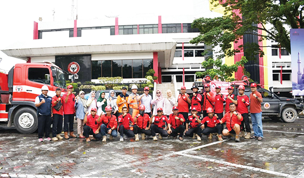 PELEPASAN TIM TRC— Direktur Operasi PT Semen Padang, Pri Gustari Akbar, berfoto bersama sebelum pelepasan relawan TRC dan tim medis SPH ke lokasi banjir di Pessel, di Plaza Kantor Pusat PT Semen Padang.