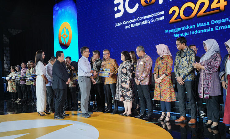 PENGHARGAAN— Dirut PT Semen Padang Indrieffouny Indra menerima predikat Bronze untuk kategori program TJSL Creating Shared Value, disaksikan Menteri BUMN Erick Thohir, di ajang BCOMSS 2024 yang digelar Kementerian BUMN, di Jakarta.