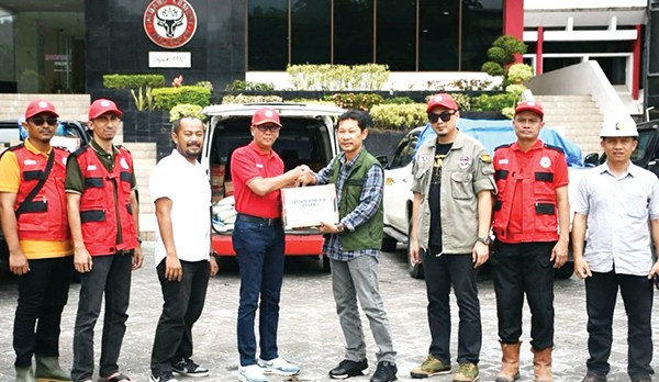 SALURKAN BANTUAN— Dirut PT Semen Padang, Indrieffouny Indra, menyerahkan bantuan berupa sembako yang terdiri dari beras mie instan, telur dan sarden diserahkan kepada Dinas ESDM Provinsi Sumbar.