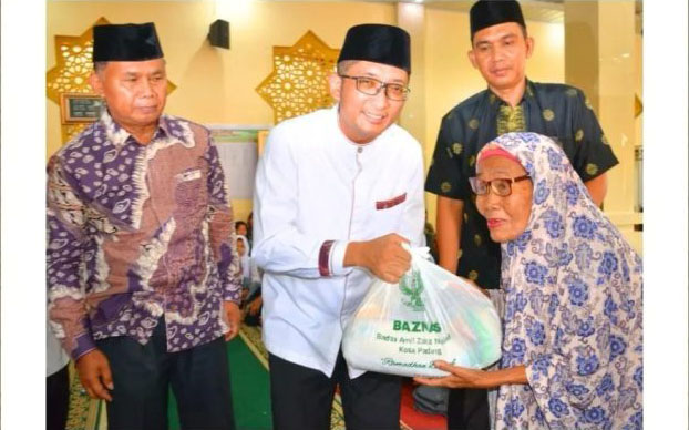 710 Mustahik di Lubeg Terima Paket Sembako 1 RAMADHAN BERBAGI— Wako Padang Hendri Septa menyerahkan paket sembako bersama Ketua Baznas Kota Padang Yuspardi di Masjid An-Nur Kelurahan Gurun Laweh Nan XX, Kecamatan Lubuk Begalung, Sabtu (23/3).