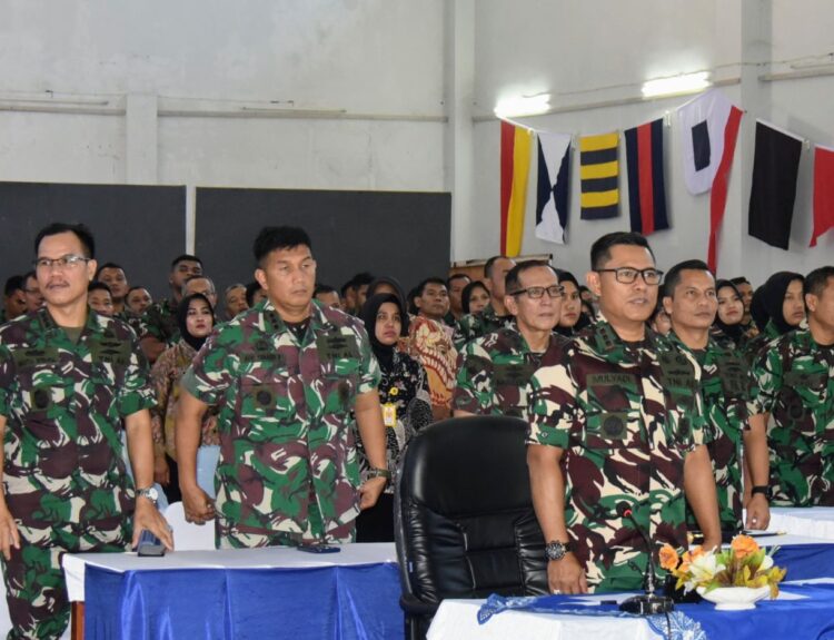 FOTO BERSAMA— Wadan Lantamal ll Kolonel Laut (P) Mulyadi, S.E., CRMP., M.Tr. Opsla, ASOPS Kolonel Laut (P) Afif Yuhardi Putra dan PJU, Kasatker/Kadis serta seluruh Prajurit dan PNS.
