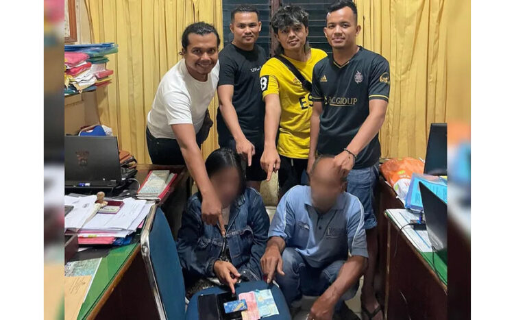 TOGEL— Pasutri berinisial DR dan RY yang terlibat kasus perjudian togel online ditangkap jajaran Satreskrim Polres Agam.