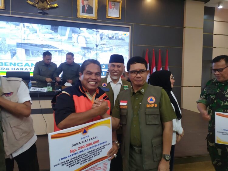 BANTUAN BNPB— Kepala Badan Nasional Penanggulangan Bencana (BNPB) Letjen TNI Suharyanto serahkan langsung bantuan penanganan banjir kepada  Bupati Suhatri Bur.