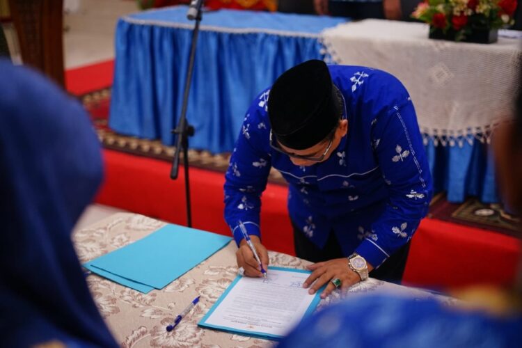 Pejabat Dilantik, Komitmen Wujudkan Visi dan Misi Padangpariaman Berjaya 1 TEKEN—Bupati Suhatri Bur saat pelantikan tekan berita acara pelantikan.