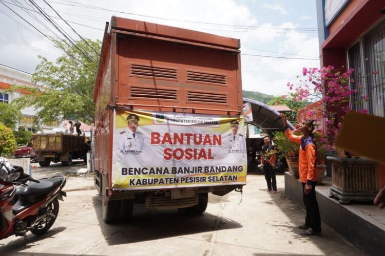 ANTARKAN BANTUAN— Wakil Bupati Solok Selatan H Yulian Efi beserta jajaran datang langsung ke Pesisir Selatan untuk menyerahkan beberapa bantuan untuk korban banjir dan longsor.