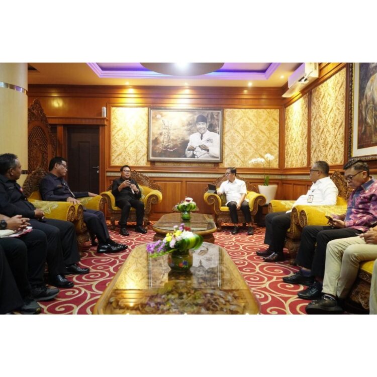 SHARING—Pemkab Solsel sharing informasi soal dukungan Adat dan Wisata ke Pemko Denpasar 
saat kunjungan Bupati Kharirunas kemarin.