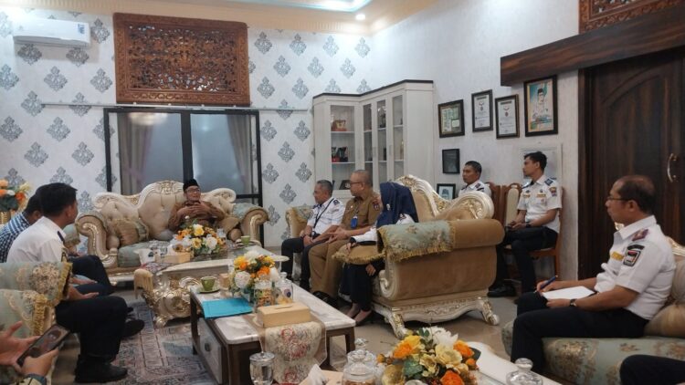 KUNJUNGAN KEMENHUB— Wali Kota Padang, Hendri Septa menerima kunjungan Kementerian Perhubungan, di Ruang VIP Rumah Dinas 
Wali Kota Padang