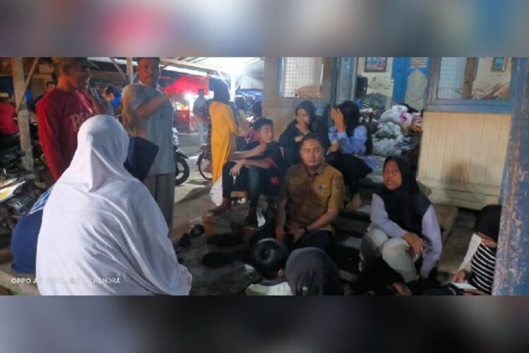 Pemko Tanggung Konsumsi Sahur dan Berbuka Korban Kebakaran Lubuk Buaya 1 KORBAN KEBAKARAN— Camat Koto Tangah Fizlan Setiawan, mengunjungi korban kebakaran di di Jalan Bhayangkara 27 RT 03, RW 04, Kelurahan Lubuk Buaya, Rabu (13/3) malam.