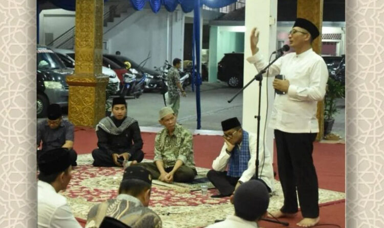 Pendidikan Agama dan Karakter Penting Bagi Siswa 1 DISKUSI PENDIDIKAN— Wali Kota Padang, Hendri Septa mmelakukan diskusi bersama kepala sekolah SD swasta dan SMP se-Kota Padang di Palanta Rumah Dinas, Minggu (17/3) malam.