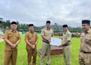 Bupati dan Wabup Sijunjung, Serahkan Penghargaan Pegawai Terbaik Bulan Januari 2024