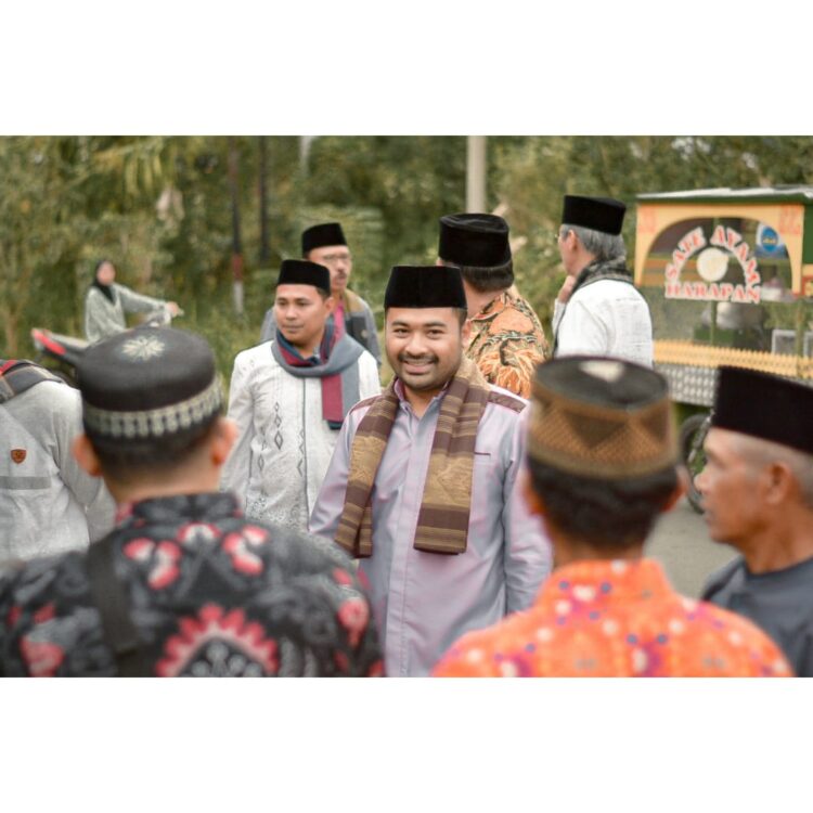 KUNJUNGI— Ketua DPRD Zigo Rolanda kunjungi Masjid Hudalil Muttaqin Jorong Pekonina, Nagari Persiapan Pekonina, Kecamatan Pauh Duo.