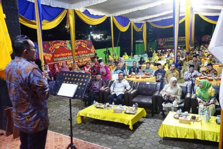 Ketua Umum IKTDP Jhon Hendry, Perantau Palembang Selalu Pantau Kemajuan Kampung 1 SILATURAHMI PERANTAU— Bupati Tanah Datar Eka Putra melakukan silaturahmi dengan Ikatan Keluarga Tanah Datar Palembang (IKTDP), di Balai Basamo IKTD Palembang, Provinsi Sumatera Selatan.
