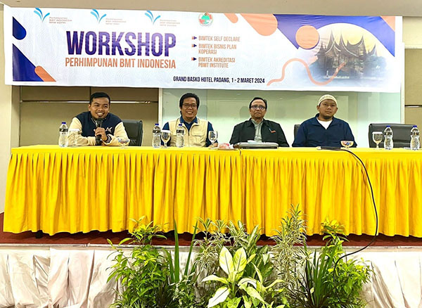 WORKSHOP— Ketua MPW Perhimpunan BMT Sumbar Edi Kusmana bersama narasumber lainnya di acara workshop dan Bimtek Koperasi Syariah BMT Sumbar-Riau di Kota Padang.