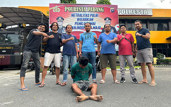 PEMBUNUHAN—Pelaku Sholihin (20) yang memperkosa ART dan menganiayanya hingga tewas ditangkap Tim Klewang Polresta Padang.