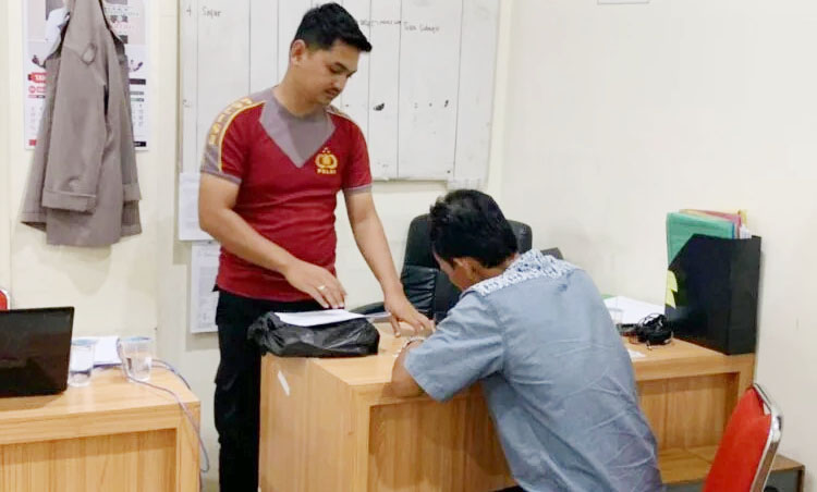 Bejat!, Kakek Tiri Cabuli Cucu Berusia 8 Tahun 1 CABUL— Pelaku T (48) yang tega mencabuli cucu tirinya diringkus Tim Satreskrim Polres Pessel.