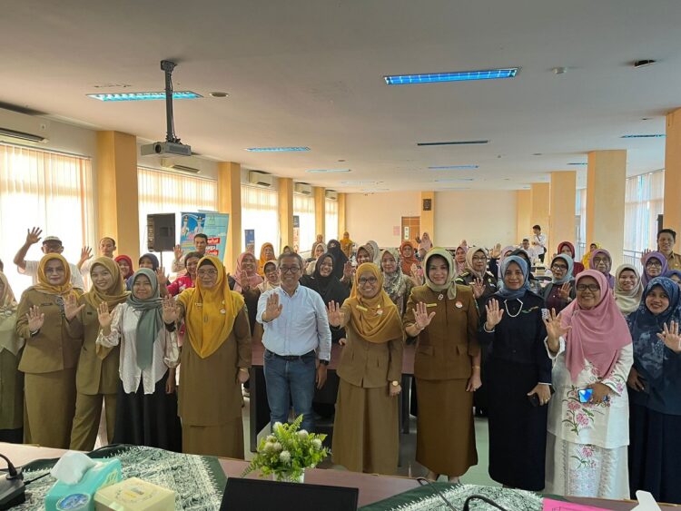 BERSAMA—Kepala DP3AP2KB Sumbar, dr. Herlin Sridiani, M. Kes bersama narasumber dan peserta Workshop Arah Kebijakan Upaya Pencegahan Kekerasan Terhadap Perempuan di Sumbar, Selasa (20/2) di Aula DP3AP2KB Sumbar.