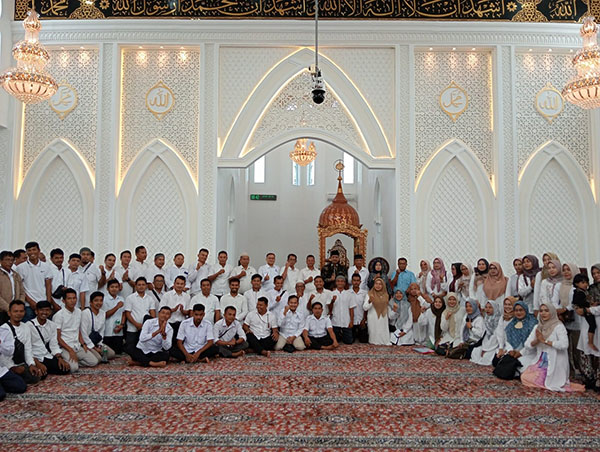 FOTO BERSAMA—Direktur Perumda Air Minum Tirta Anai Padangpariaman Aminuddin foto bersama usai dapat hibah dana dari pusat.