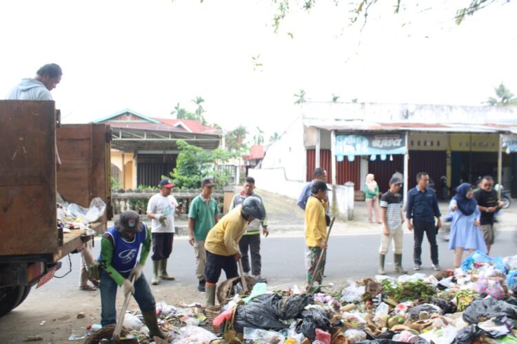 ”Persoalan Sampah di Kota Adipura tak Kunjung Usai” 1 Petugas Kebersihan Kota terus berjibaku mengurai tumpukan sampah di Kota Payakumbuh
