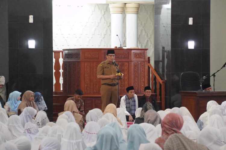 Pelajar SD dan SMP se-Kota Padang Ikuti Pesantren Ramadhan 1 PEMBUKAAN PESANTREN— Pj Wali Kota, Sonny Budaya Putra, A.P, M.Si membuka kegiatan Pesantren Ramadhan tingkat SD dan SLTP se-Kota Padang Panjang, Senin (26/3).