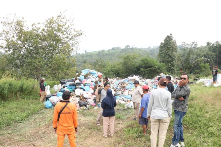 RAPAT MENDADAK DI TPA— Pj Wali Kota Payakumbuh Jasman, melakukan rapat mendadak saat melakukan peninjauan di TPA Regional Payakumbuh.