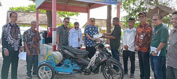 ALAT PENARIK PERAHU— Direktur Politeknik Pelayaran Sumatera Barat, Dr. H. Irwan, S.H., M.Mar.E didampingi Direktur Politeknik Negeri Padang, Surfa Yondri secara simbolis serahkan bantuan alat penarik perahu nelayan.