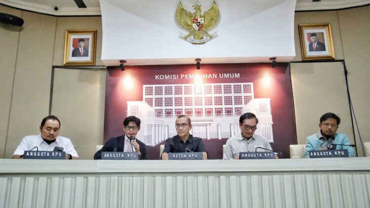 KETERANGAN PERS— Jajaran Komisioner Komisi Pemilihan Umum (KPU) (dari kiri); Mochammad Afifuddin, August Mellaz, Hasyim Asy’ari (ketua), Yulianto Sudrajat, dan Idham Holik menyampaikan keterangan pers.