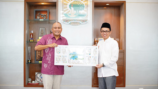 Olah Sampah Jadi Emas, PPST Unand Kumpulkan 53 Kepingan Emas dari Program Nabuang Sarok Semen Padang 1 REWARD KEPINGAN EMAS— Direktur Keuangan & Umum PT Semen Padang, Oktoweri menyerahkan kepingan emas dari program menabung sampah berbasis aplikasi, “Nabuang Sarok Semen Padang”, kepada Rektor Unand Efa Yonnedi, di gedung Rektorat Unand.