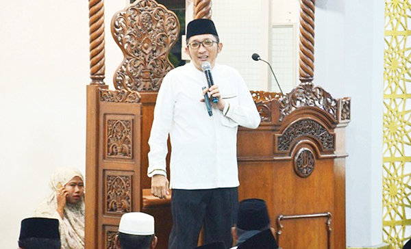 Lanjutkan Program ‘Semata’, Wako Hendri Septa Kunjungi 11 Rumah Keluarga Kurang Mampu 1 TAUSIAH SINGKAT— Wali Kota Padang memberikan tausiah singkat saat memulai Safari Ramadhan 1445 Hijriah pada Selasa (12/3) pagi, dengan mengunjungi Masjid Al Muhajirin di Pasir Putih, Kelurahan Bungo Pasang, Kecamatan Koto Tangah.