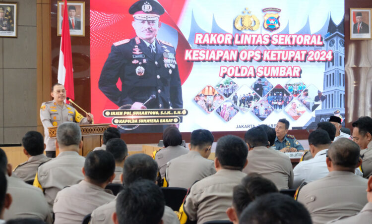Polda Sumbar Siapkan 91 Pos Pengamanan Mudik Lebaran 2024, Kerahkan Ribuan Personel Gabungan 1 RAKOR— Kapolda Sumbar Irjen Pol Suharyono saat memberikan paparan dalam rakor lintas sektoral persiapan Operasi Ketupat Singgalang 2024.