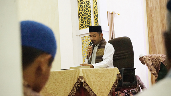 SAFARI RAMADHAN— Ketua DPRD Solok Selatan Zigo Rolanda, selaku Ketua Tim Safari Ramadhan (TSR) III Pemkab Solok Selatan ketika mendampingi TSR Provinsi Sumbar di Masjid Jami’ Nagari Padang Air Dingin, Sangir Jujuan, Senin (18/3).