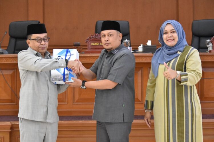 SAMPAIKAN LKPJ—Pj Wali Kota Payakumbuh sampaikan LKPj langsung di terima Ketua dan Wakil Ketua DPRD Kota Payakumbuh .