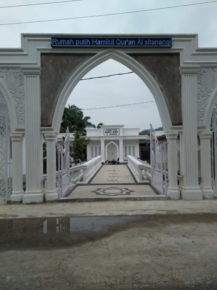 Rumah Putih Hamilul Qur’an Al-Sitanangi, Bertekad Cetak Anak Nagari Qur’ani 1 PONDOK PESANTREN— Pondok Pesantren Rumah Putih Hamilul Qur’an Al-Sitanangi di Nagari Sitanang muncul sebagai wahana pendidikan yang mengilhami. Pondok pesantren ini bertekad membangun generasi Qur’ani yang tangguh.