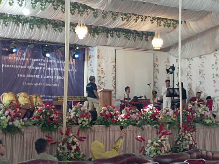 Lepas Siswa, Perpisahan Guru Pensiun dan Pindah Tugas, Irda Suryani: SMA 1 Lintau Buo Lepas 296 Siswa 1 KESENIAN—Terlihat penampilan kesenian dari siswa SMA 1 Lintau Buo saat acara kemarin.