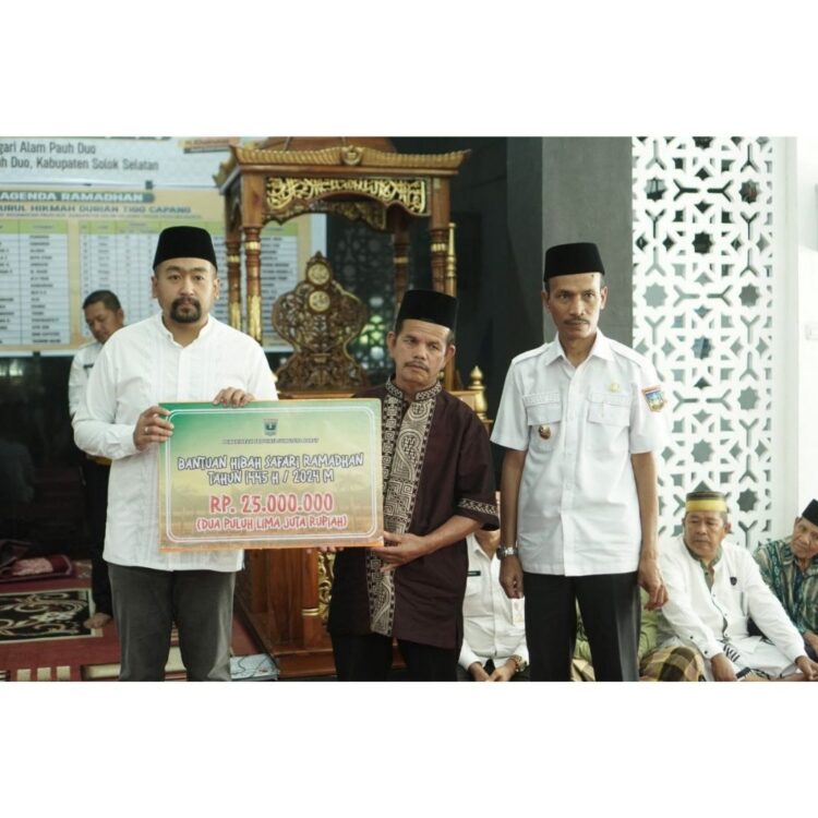 BANTUAN—Wakil Gubernur Sumatera Barat Audy Joinaldy didampingi oleh Wakil Bupati Solok Selatan H. Yulian Efi.  serahkan bantuan safari Ramdhan.