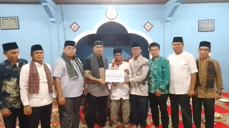 Safari Ramadhan Ketua DPRD Limapuluh Kota, Wali Nagari Sampaikan Jalan Kecil dan Jaringan Internet 1 SERAHKAN BANTUAN— Ketua DPRD Limapuluh Kota, Deni Asra menyerahkan bantuan kepada pengurus masjid.
