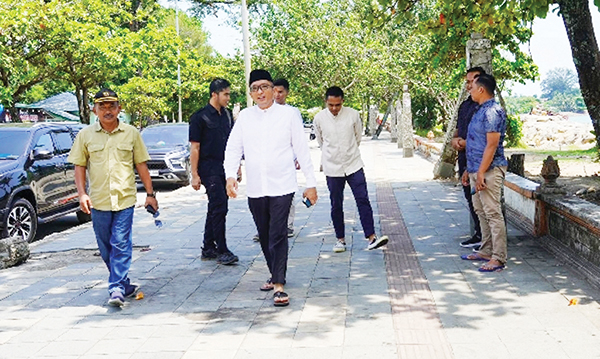 JALUR PEDESTRIAN— Wali Kota Padang Hendri Septa saat meninjau kawasan pedestrian Pantai Padang yang berada di depan Ocean Beach Hotel, Minggu (17/3) sore.
