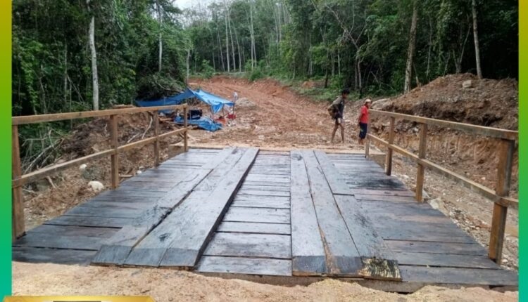 Satgas TNI Manunggal Membangun Desa TMMD ke 119 Kodim 0310 SS menyelesaikan pembangunan jembatan kayu yang menghubungkan 2 Kecamatan